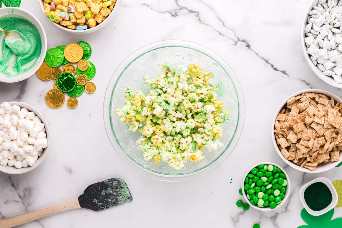 popcorn mixed with melted chocoalte