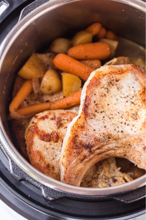 Instant Pot Pork Chops with Carrots and Potatoes #instantpot #pork #onepot via @familyfresh