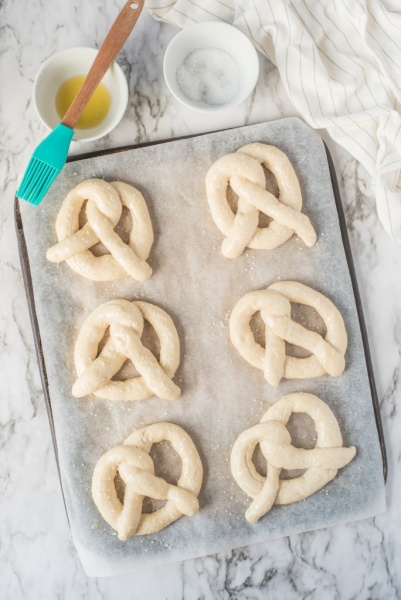 How to Make Homemade Soft Pretzels via @familyfresh